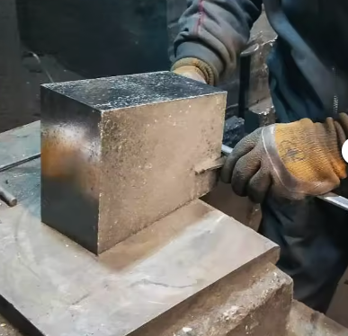 China Fabrikpreis Magnesit-Kohlenstoffziegel Hochwertiger Eisenschmelzofen Lagerbestände Feuerfeste Magnesia-Kohlenstoffziegel
