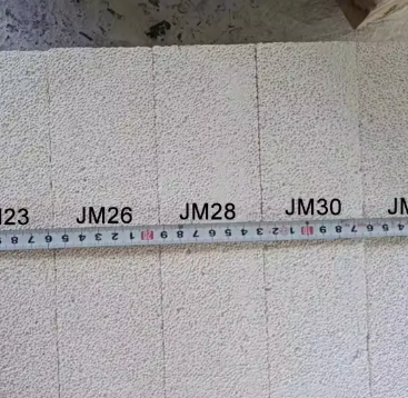 Rongsheng Jm23 Jm26 Jm28 Jm30 Leichtgewicht Hitzebeständige Ziegel Mullite Isolierende Feuerfeste Ziegel für Ofen und Kessel