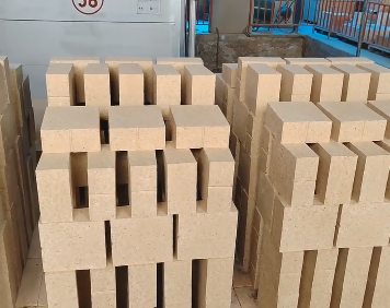 Hochtemperatur-Aluminiumbrennsteine Lz-55/Lz-65/Lz-75 Aluminiumfeuerfeste Auskleidungssteine Schneidschweiß für die industrielle Schmelze
